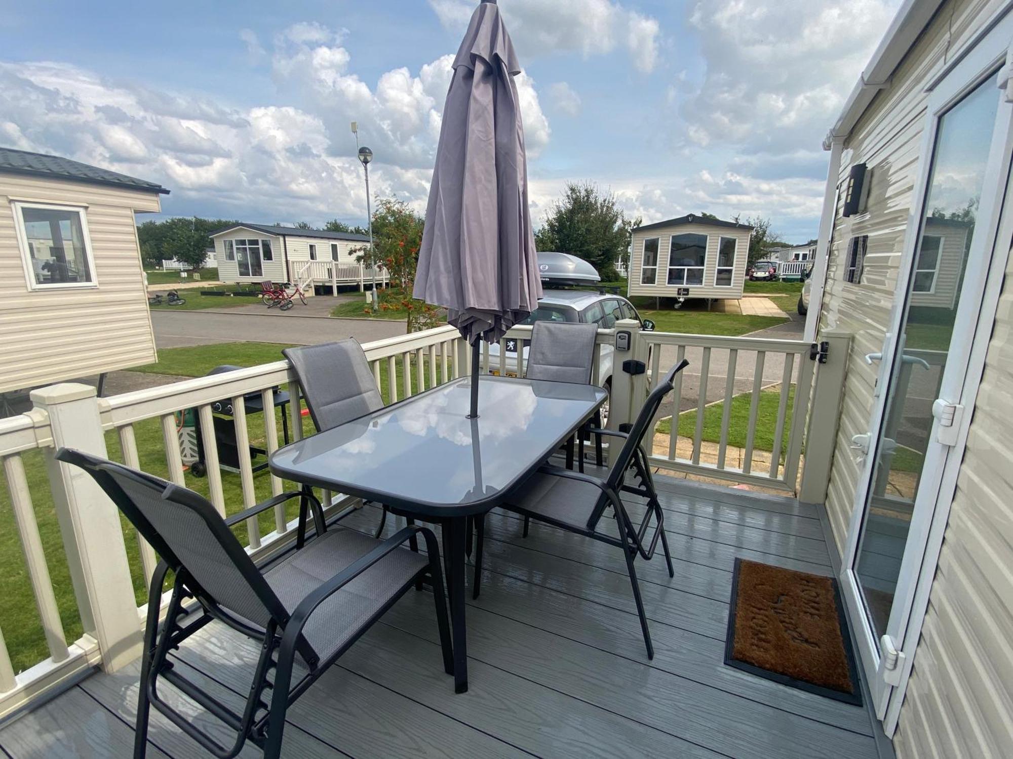Lancaster Crescent Hot Tub Hideaway Tattershall