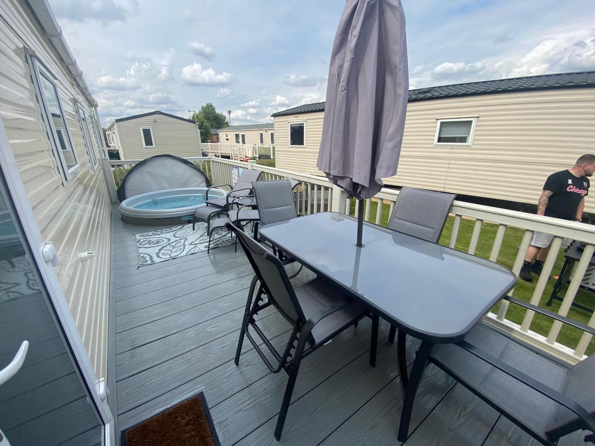 Lancaster Crescent Hot Tub Hideaway * Tattershall