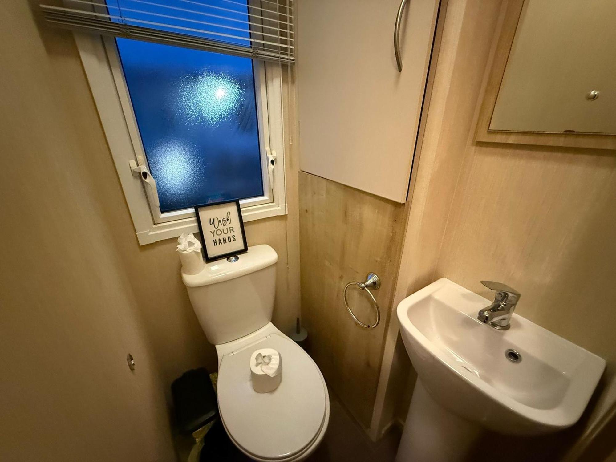 Lancaster Crescent Hot Tub Hideaway Campsite Tattershall