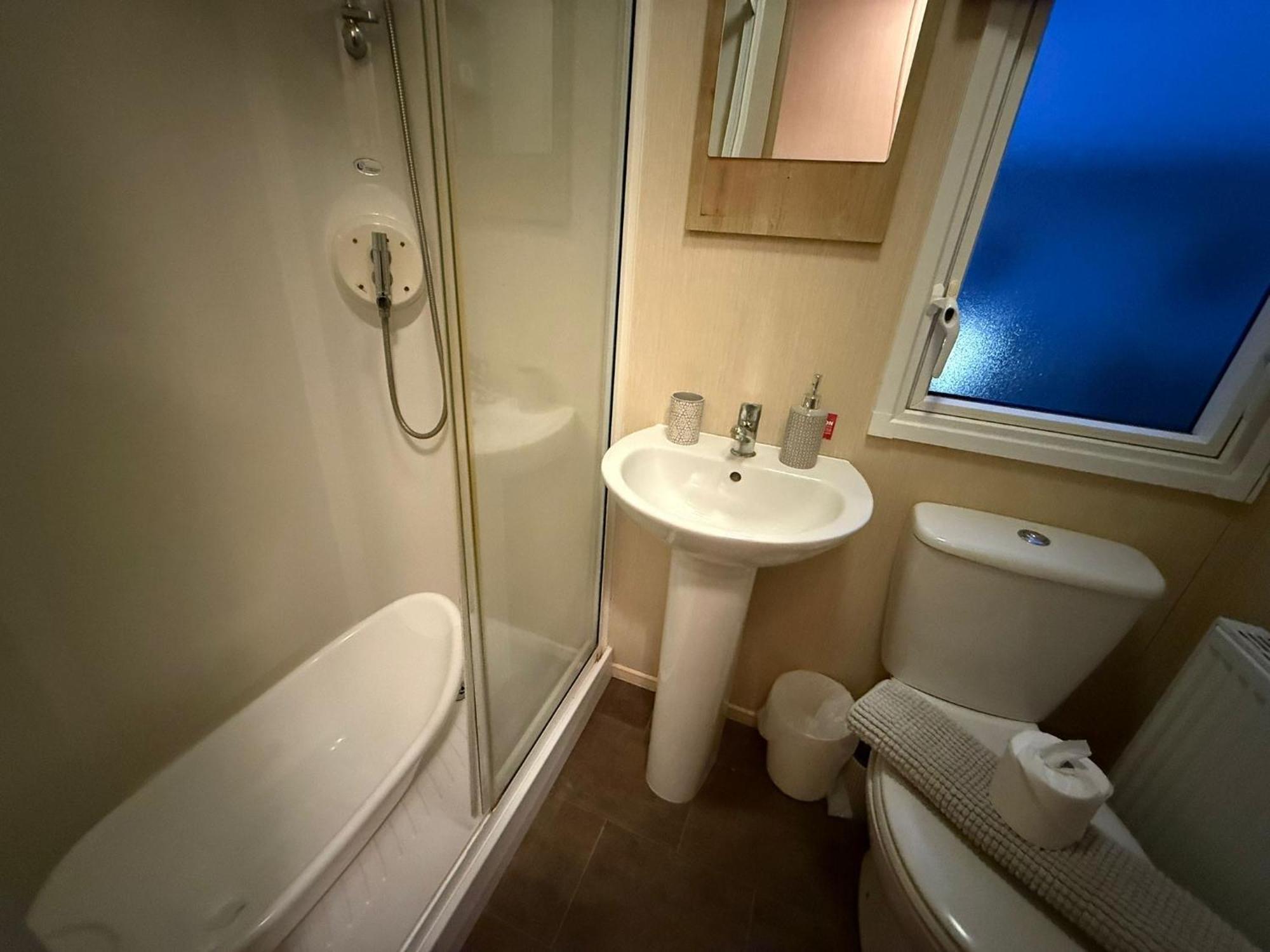 Lancaster Crescent Hot Tub Hideaway Campsite Tattershall